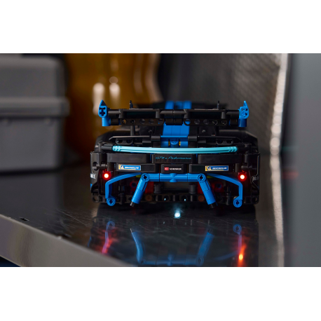 Конструктор LEGO Technic Автомобиль для гонки Porsche GT4 e-Performance (42176)