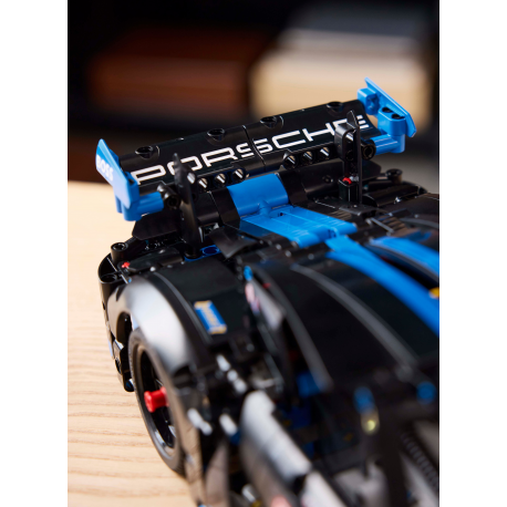Конструктор LEGO Technic Автомобиль для гонки Porsche GT4 e-Performance (42176)