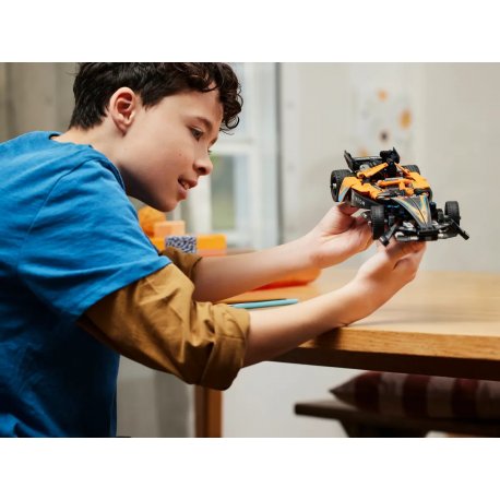 Конструктор LEGO Technic Автомобиль для гонки NEOM McLaren Formula E (42169)