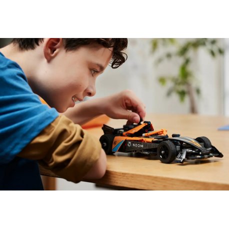 Конструктор LEGO Technic Автомобиль для гонки NEOM McLaren Formula E (42169)
