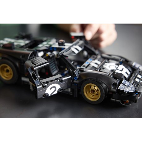 Конструктор LEGO Technic Автомобиль для гонок Ford GT40 MKII 1966 (42223)