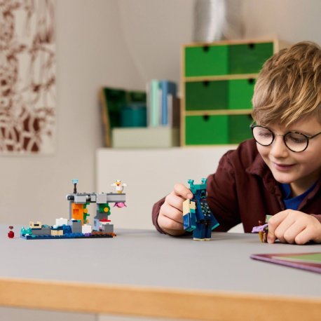 Конструктор LEGO Minecraft Встреча с Защитником (21274)