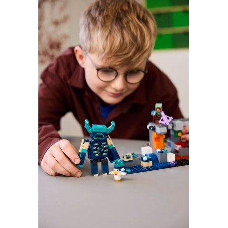 Конструктор LEGO Minecraft Встреча с Защитником (21274)