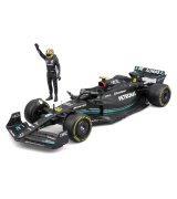 Автомодель с фигуркой Bburago Mercedes-AMG F1 W14 E Performance (Random) (18-28037)