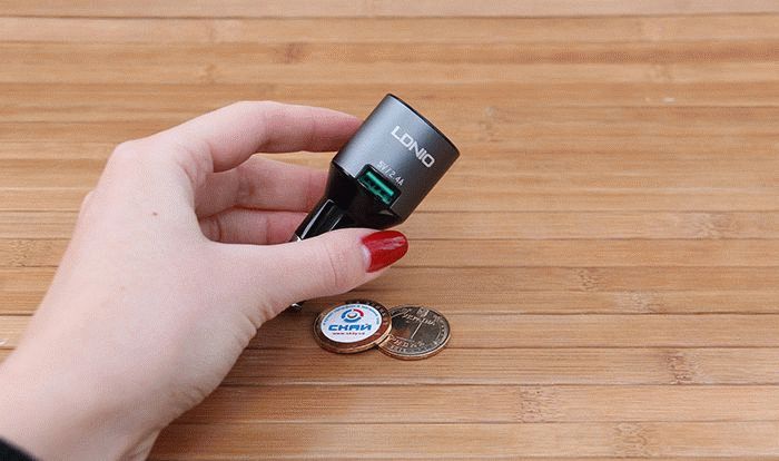 Bluetooth гарнитура LDNIO CM20 в руке