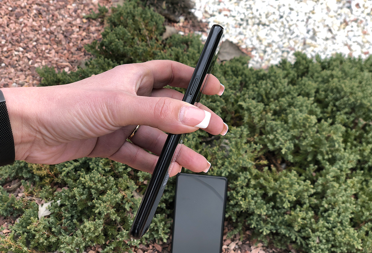 Galaxy S9 Plus в руке
