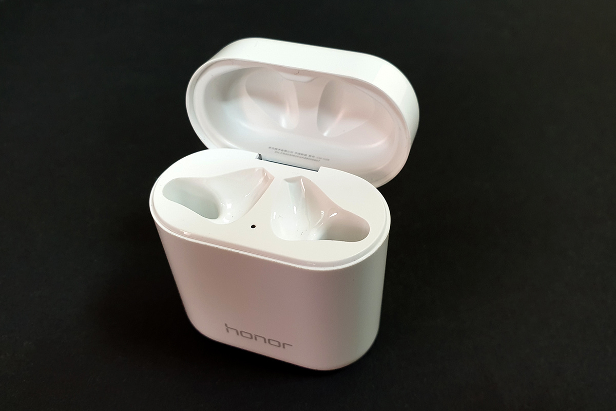 honor_flypods_zaryadnyj_kejs