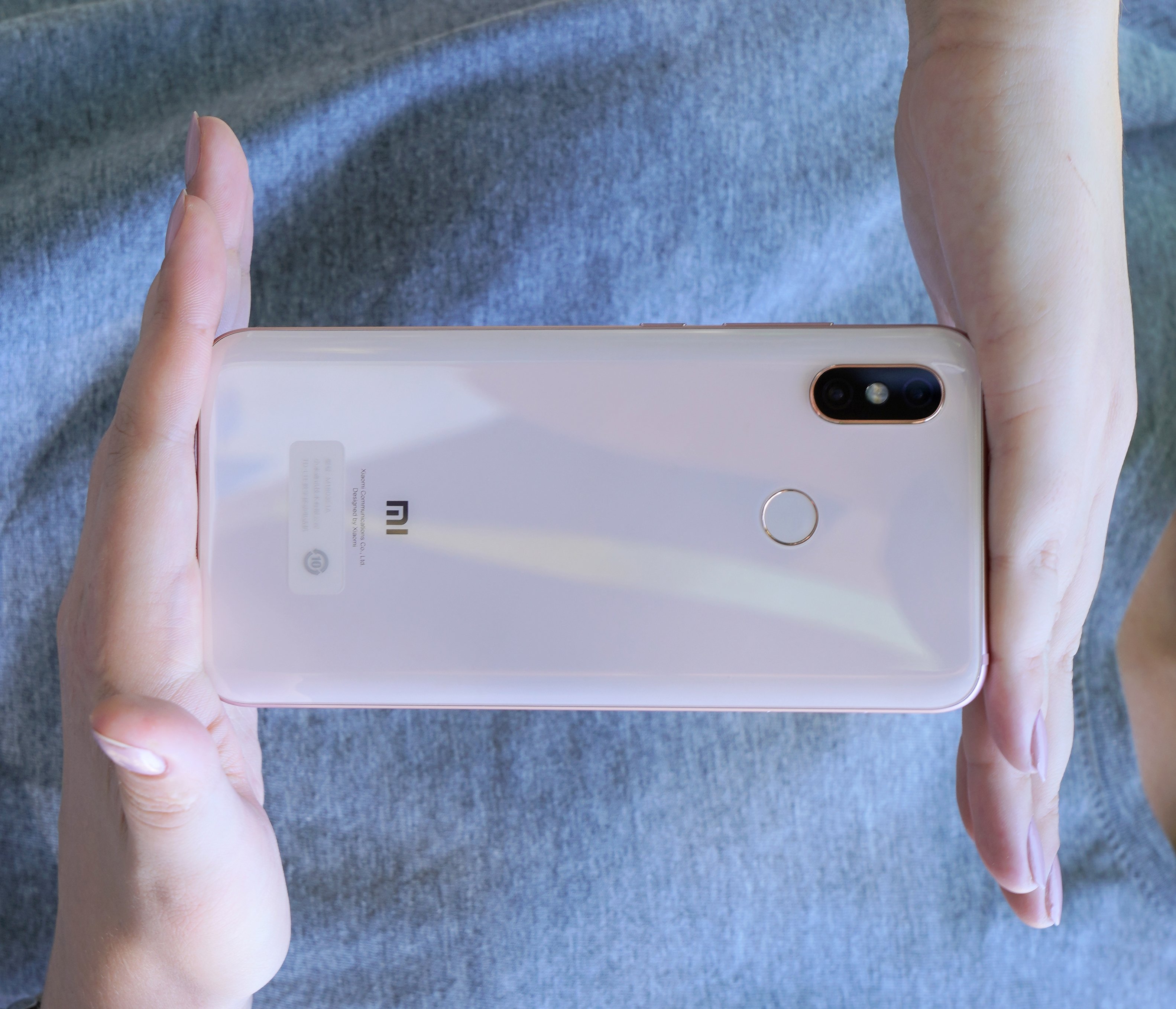 Xiaomi Mi 8 – красивый смартфон