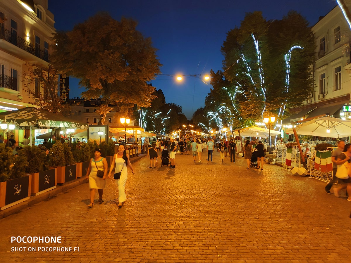 Pocophone F1 ночь