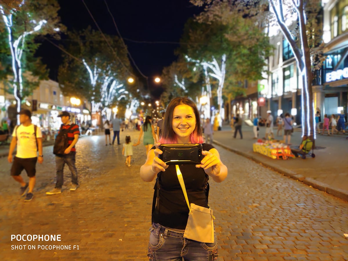 Pocophone F1 ночной портрет