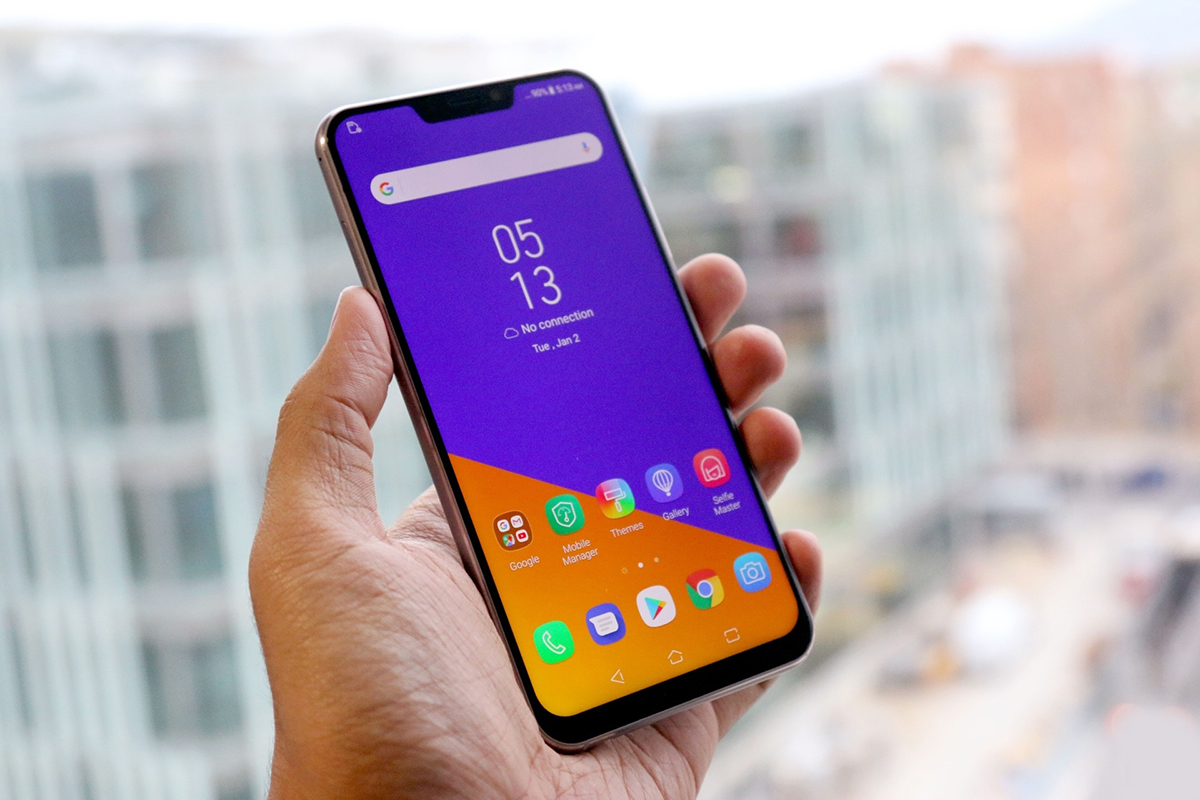 Asus Zenfone 5z в руке