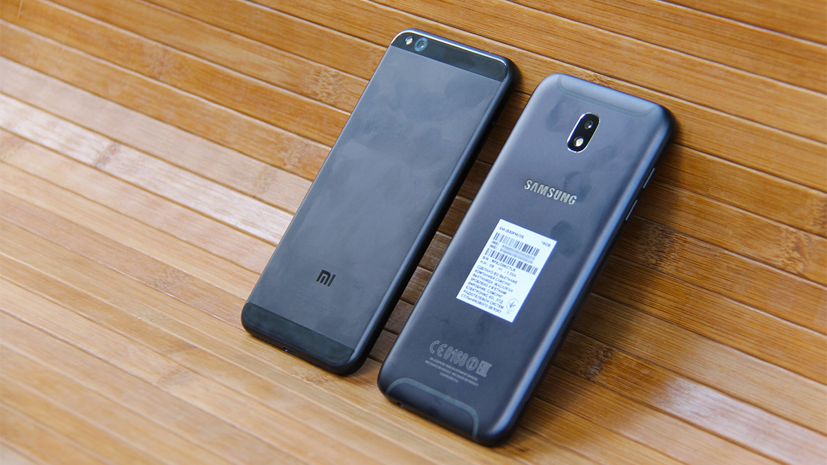 Galaxy J5 (2017) и Xiaomi redmi 5c сзади
