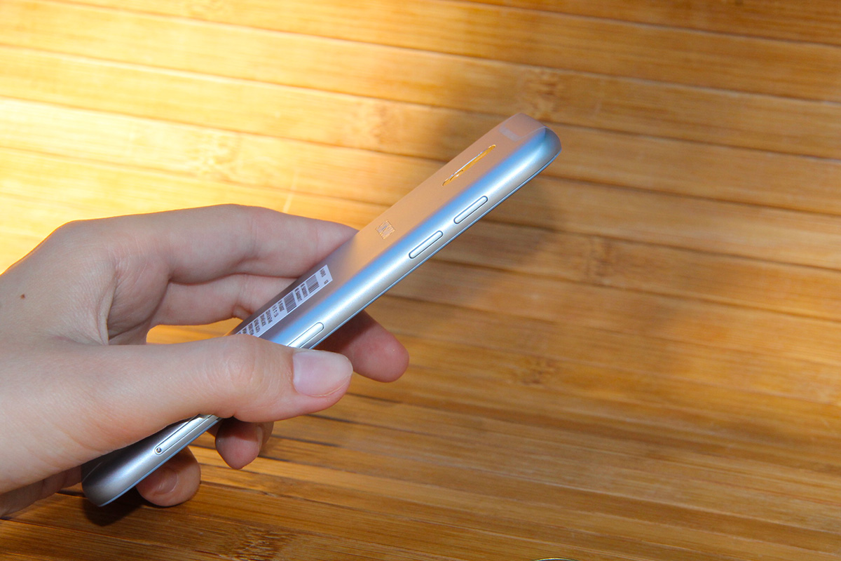 Galaxy J5 (2017) вид сбоку