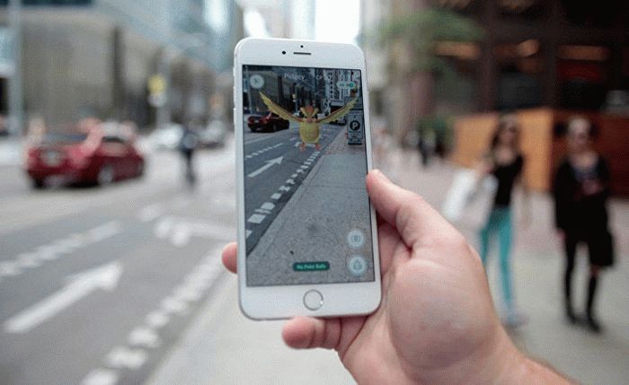 Игра Pokemon Go на смартфоне