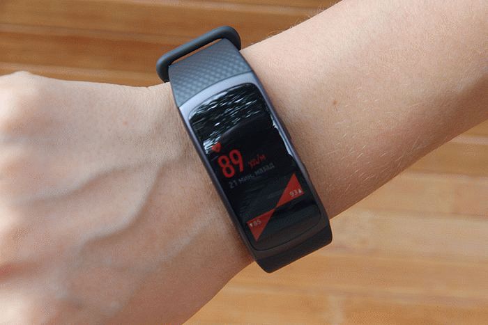 Samsung Gear Fit 2 на руке