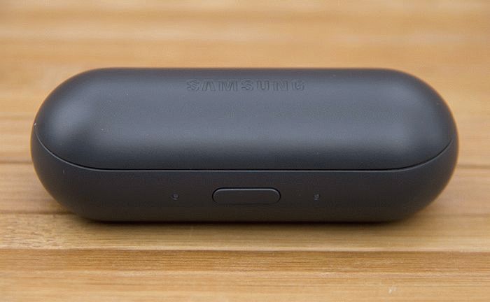 Samsung Gear IconX в чехле