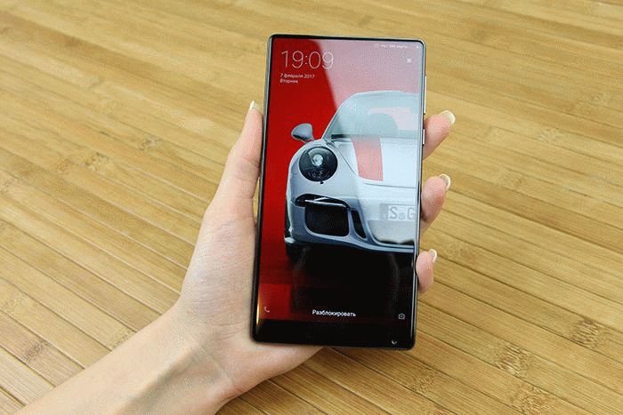 Xiaomi Mi Mix в руке